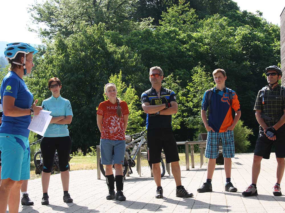 Begrüßung und Trainings-Briefing zum Start des MTB Fahrtechnik Kurs