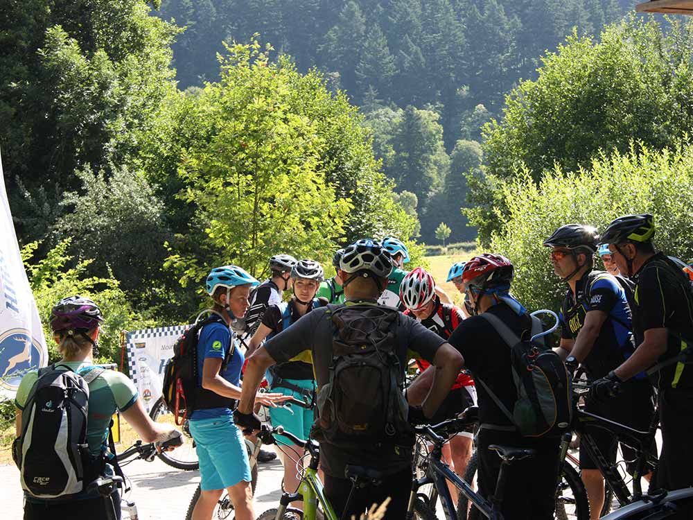 Die Teilnehmer des MTB Fahrtechnik Trainings werden zu Beginn des Kurses gebrieft.