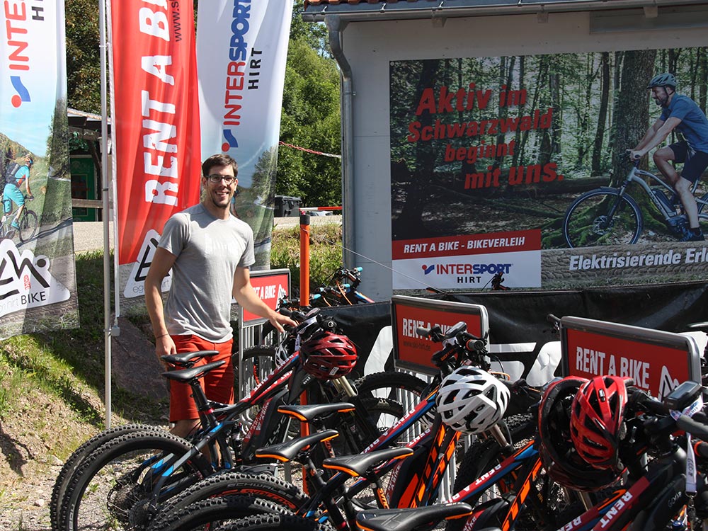 Die Teilnehmer des MTB Fahrtechnik Trainings werden zu Beginn des Kurses gebrieft.