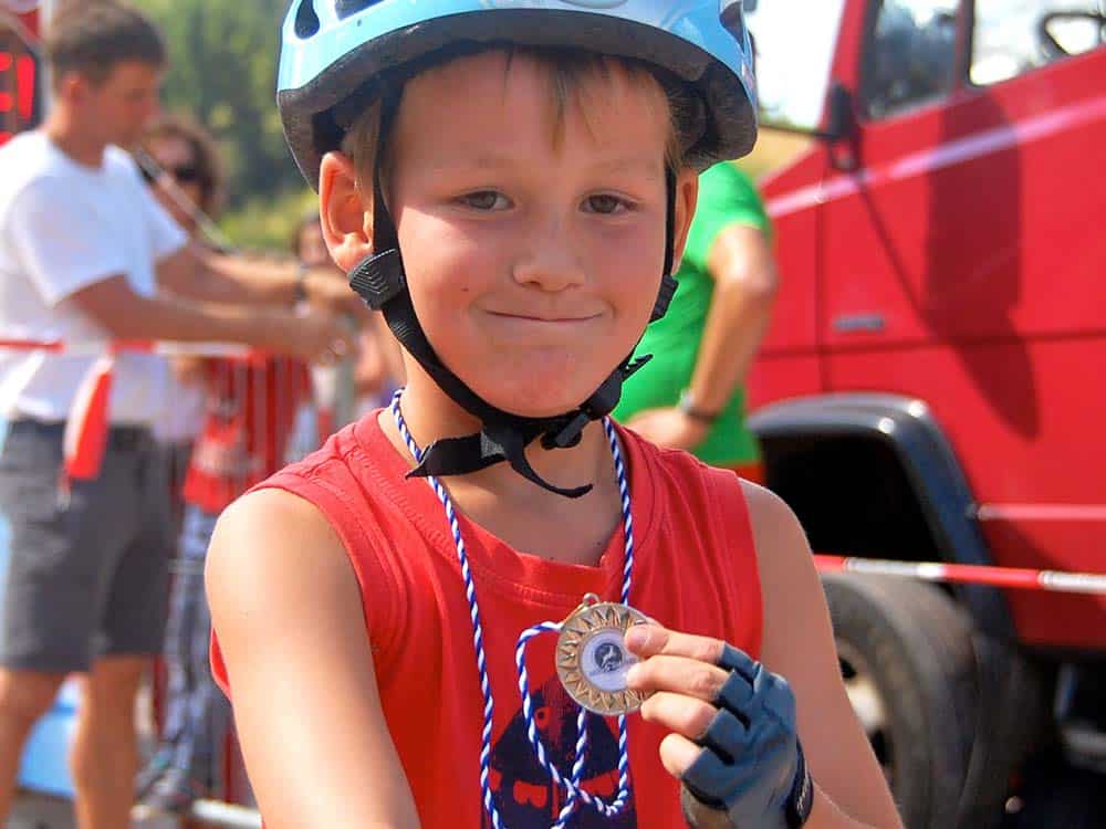 Stolzer Medaillengewinner beim Kinderrennen