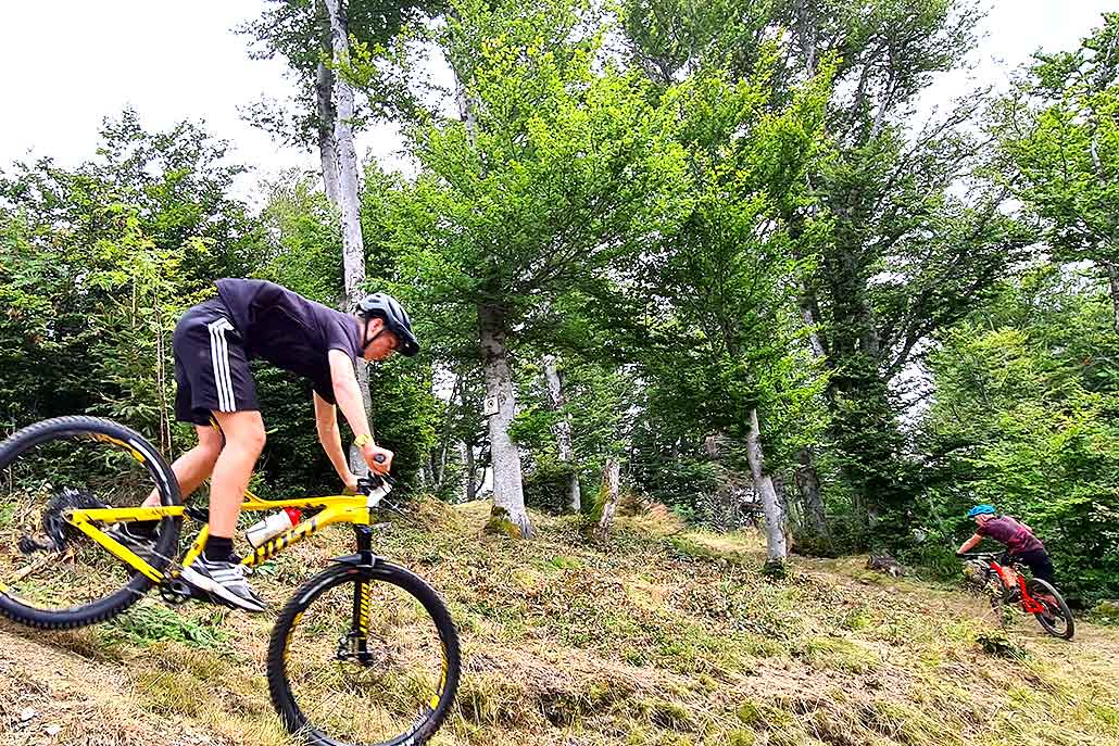 Radfahren Mountainbike Und Sprung Für Sportliche Speed Trick in Training  Abenteuer Im Freien. Bewegungsfreiheit Und Stockfoto - Bild von sprung,  draussen: 260948526