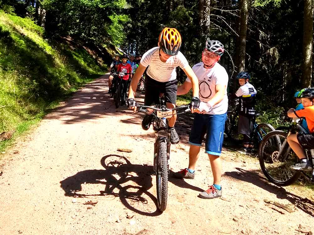 Begrüßung und Trainings-Briefing zum Start des MTB Fahrtechnik Kurs